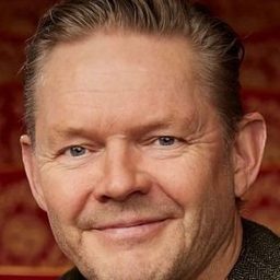 Björn Ingi Hilmarsson 飾演 Trausti