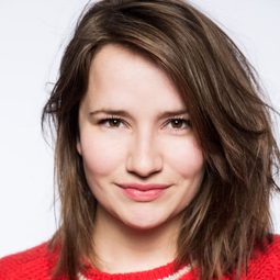 Barbara Sloesen 飾演 Isa