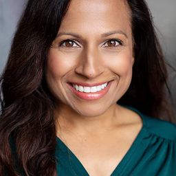 Arti Shah 飾演 Little Lady