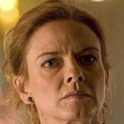 Ida Dwinger 飾演 Annette