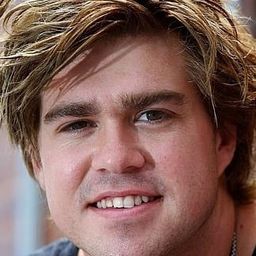 Andrew Ryan 飾演 Gary Barrett