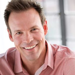 Darren Kennedy 飾演 Officer Morgan