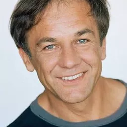 彼得·達沃爾 飾演 Journalist Wahrig