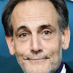 Damian Young 飾演 Sam Rice