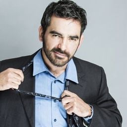 Abraham Ramos 飾演 