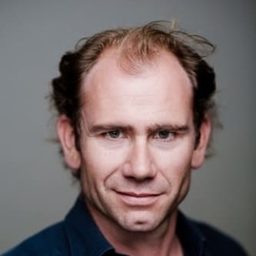 Etienne Fague 飾演 Le directeur