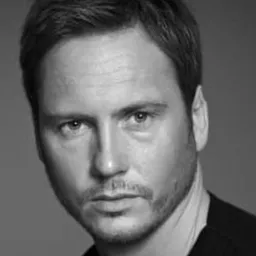 Matt Devere 飾演 Frank