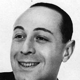 Jean Wall 飾演 Simon Carala