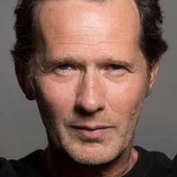 Emmanuel Patron 飾演 Kléber, l'amant de Marie