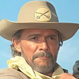 Charly Bravo 飾演 Ryder