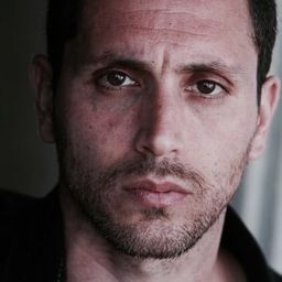 強納森·阿維格多里 飾演 Khalil