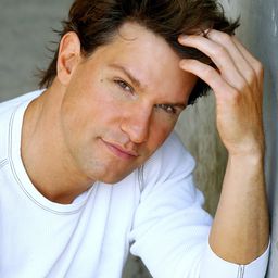 Dylan Vox 飾演 Francis