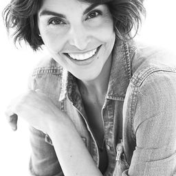 Paula Miranda 飾演 Kitten