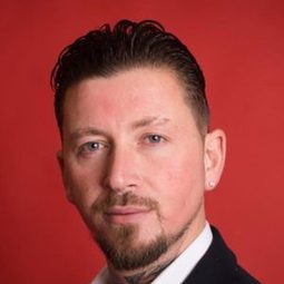 Shane McCormick 飾演 Young Boy