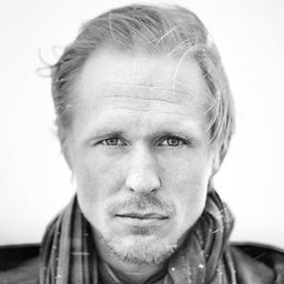 桑波·薩可拉 飾演 Strang