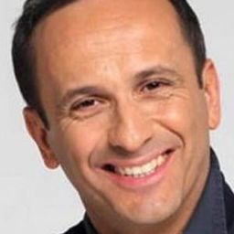 Uccio De Santis 飾演 Padre Gianni