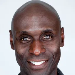 蘭斯雷迪克 飾演 Hotel Manager / Charon