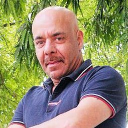 尤里·蘇里 - 帝國玫瑰演員 飾演Bairam Khan