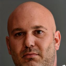 Atıl Inaç 飾演 Sedat