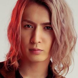 Ryusei Fujii 飾演 Makuro Shikigami