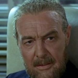 Anthony Nicholls 飾演 Dr. Becker