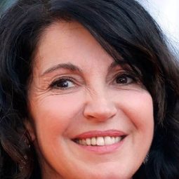 莎寶·布里曼 - One Woman or Two演員 飾演Constance Michoux