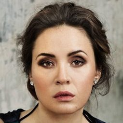 頌雅•詠切娃 飾演 Micaëla