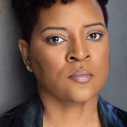 Schelle Purcell 飾演 Esa