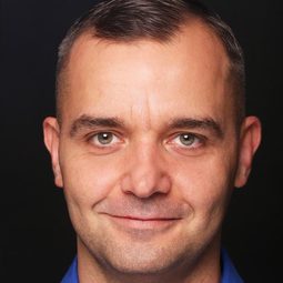 帕維爾·科斯利克 - 村民總動員演員 飾演Romek