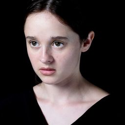 Maresi Riegner 飾演 Maid Klara