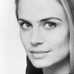 艾比蓋爾·畢昂卡 飾演 Angela