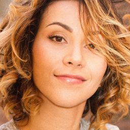 Angie Teodora Dick 飾演 Taani Akoni