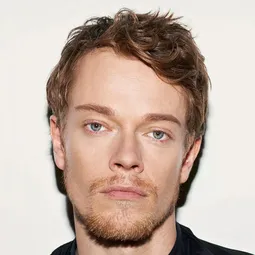 阿爾菲·艾倫 飾演 Iosef Tarasov