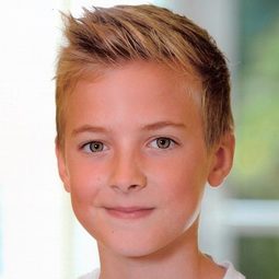 Maximilian Harnisch 飾演 The Boy