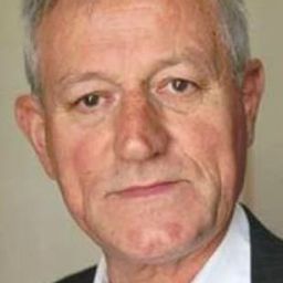 Jacques Mathou 飾演 The Judge