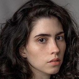 Olívia Torres - 我依然在此演員 飾演Babiu