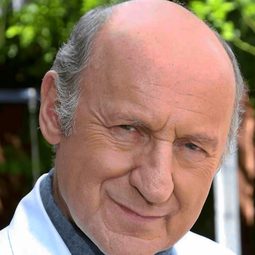 派特爾·佛蘭切歐斯基 飾演 KW Secretary