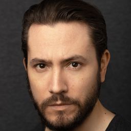 Fernando Tato - 她行走於黑暗中演員 飾演Txapote