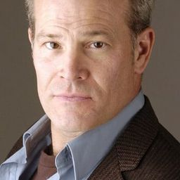 Timothy Brennen 飾演 Poppy