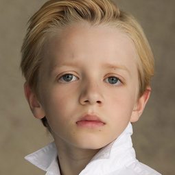 Dexter Ansell - 槲寄生農場的驚奇聖誕演員 飾演Buster