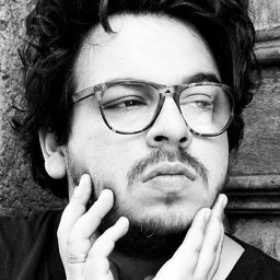 Luís Lobianco - 垃圾男孩演員 飾演Desk Sargeant