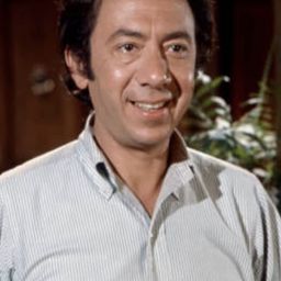 Eugene Troobnick 飾演 Harvey Middleman (as Gene Troobnick)