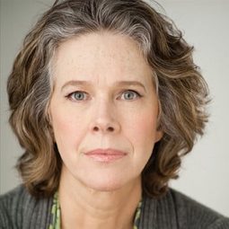 艾莉絲·昆恩 飾演 Ginger