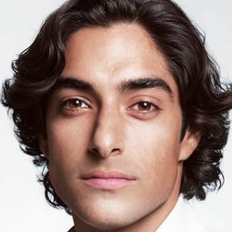 Eman Esfandi 飾演 Ismail