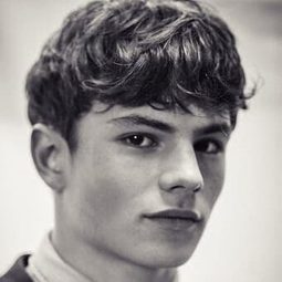 Antoine Simony 飾演 Chris