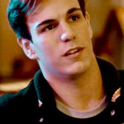 Alex Sorian Brown 飾演 