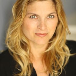 Alicia Davis Johnson 飾演 Director