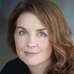 Stacy Smith 飾演 Louise