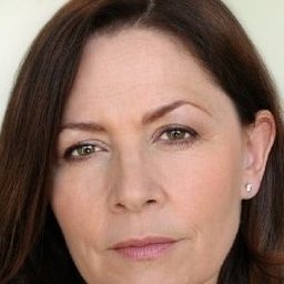 Carole Ruggier 飾演 Caller