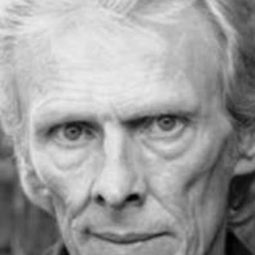 Cliff Burnett 飾演 Father Peter